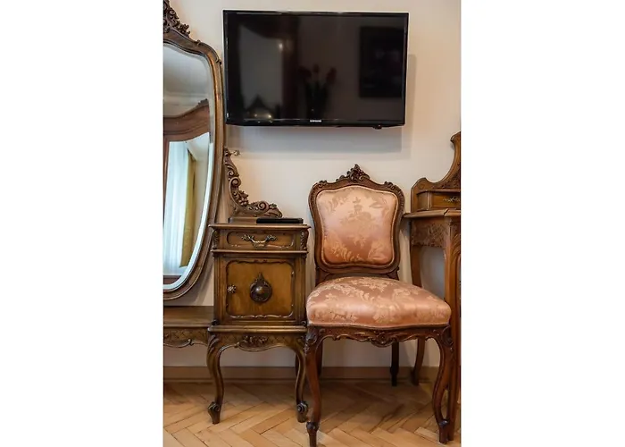 Downtown Antique Apartment
